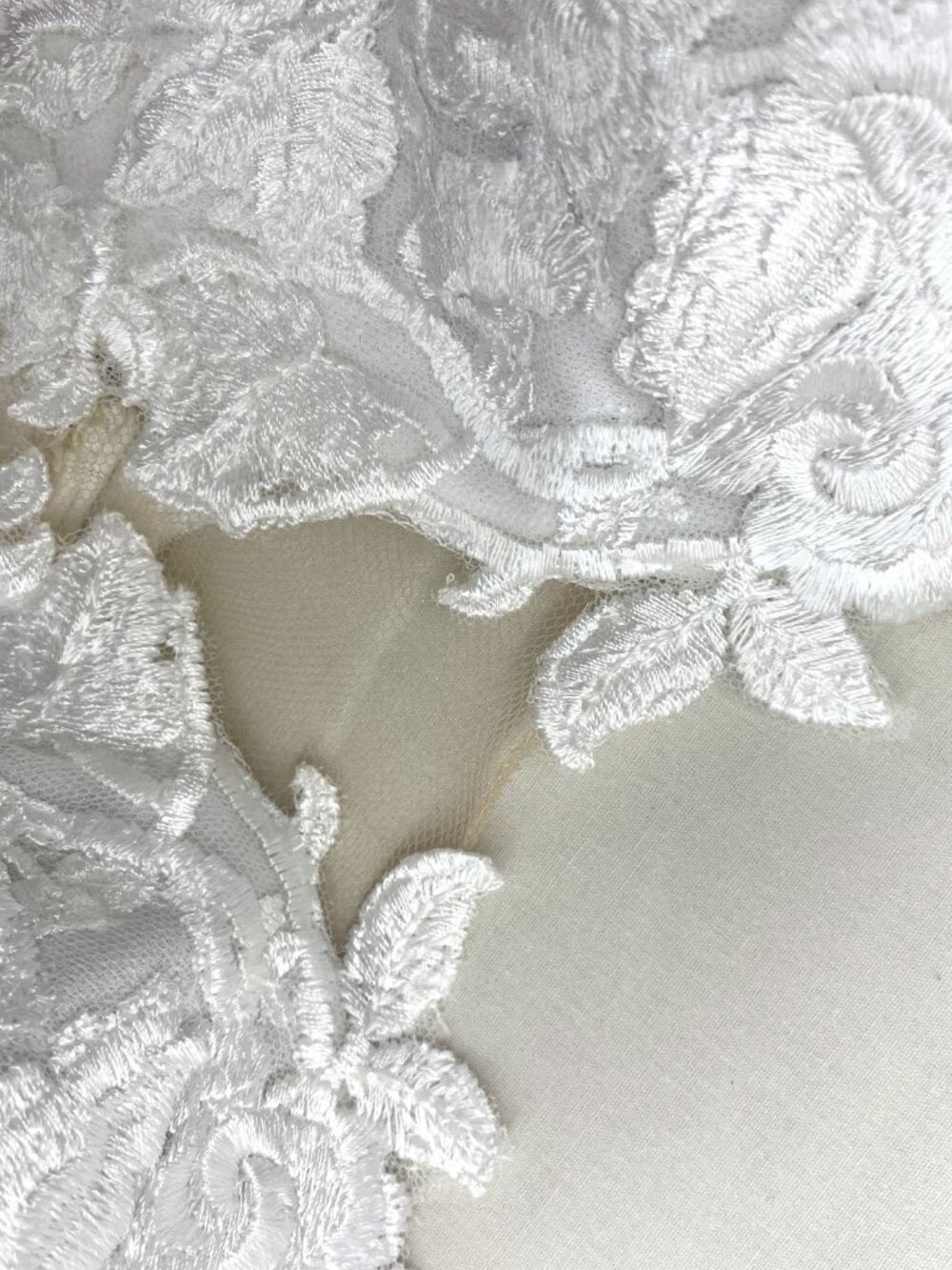 Pronovias “Epico” Crepe & Lace Mermaid Wedding Gown - Picture 14 of 14